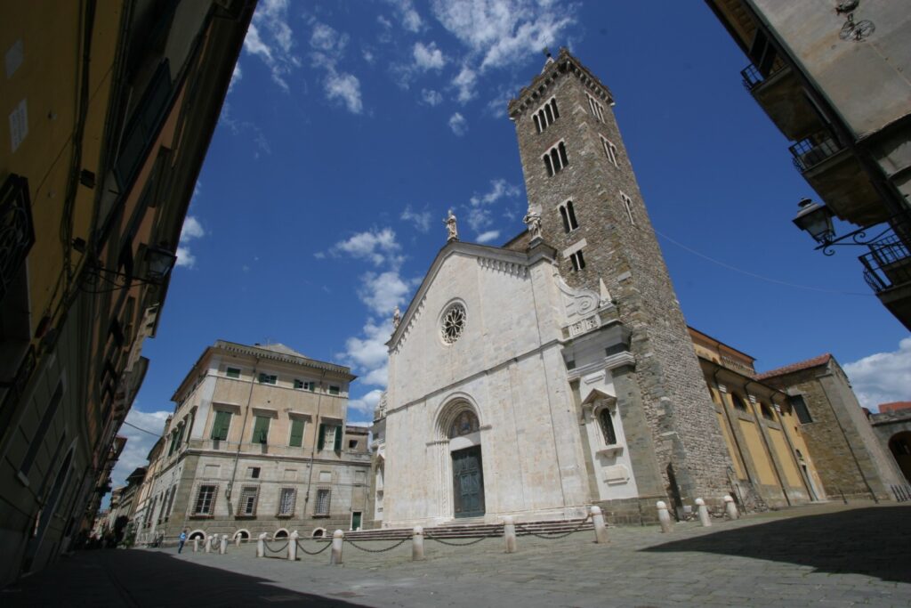 Esterno della Concattedrale di Santa Maria Assunta: facciata e campanile