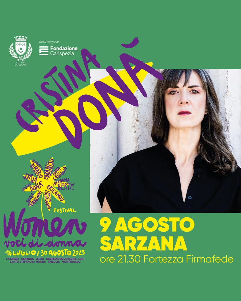 Grafica verde con scritta viola "Cristina Donà", foto di Cristina Donà, logo della rassegna Women-Voce di Donna e scritta in giallo "9 Agosto Sarzana ore 21.30 Fortezza Firmafede