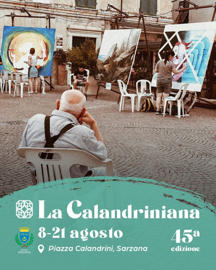 foto di un uomo anziano che guarda artisti che dipingono su una tela bianca. Testo: La Calandriniana, 45° edizione. 8-21 agosto, Piazza Caladrini, Sarzana
